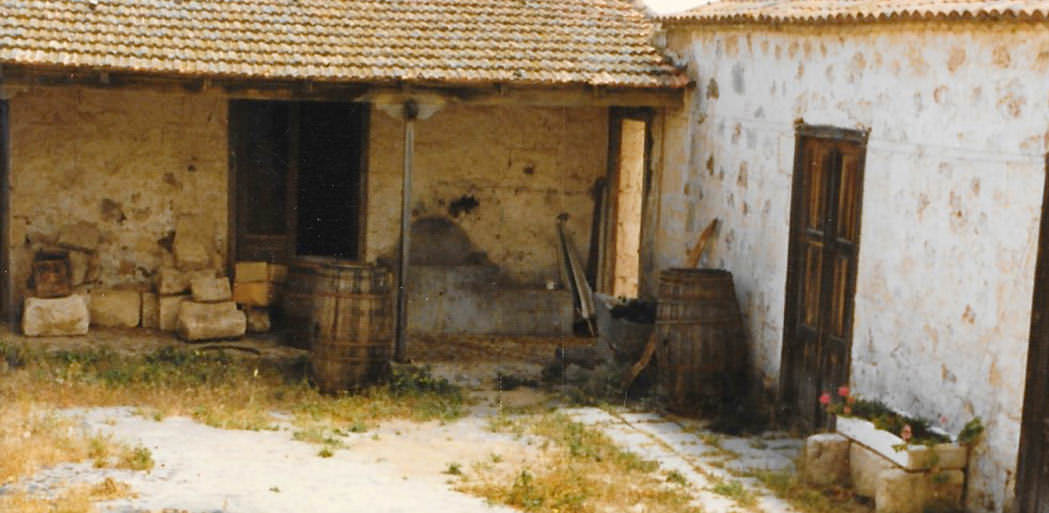 La cour et les toilettes extérieures/chambres ou se trouvent Bouganvillea et Frangipani.